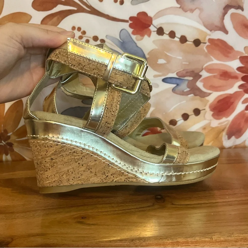 Stuart Weitzman Girls 3 Alabaster Gold Cork Lightweight Dressy Event Party Wedge